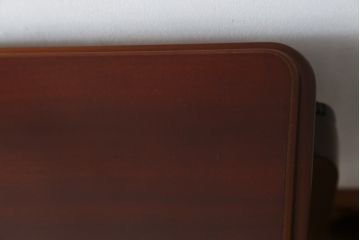 中古　美品　マホガニー材　IDC大塚家具取り扱い　「グレース」シリーズ　艶のある落ち着いた色味がシックな雰囲気を醸し出すネストテーブル(サイドテーブル、コーヒーテーブル、カフェテーブル、ローテーブル、)(R-074088)
