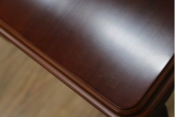 中古　美品　マホガニー材　IDC大塚家具取り扱い　「グレース」シリーズ　艶のある落ち着いた色味がシックな雰囲気を醸し出すネストテーブル(サイドテーブル、コーヒーテーブル、カフェテーブル、ローテーブル、)(R-074088)