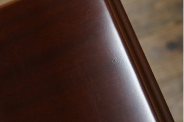 中古　美品　マホガニー材　IDC大塚家具取り扱い　「グレース」シリーズ　艶のある落ち着いた色味がシックな雰囲気を醸し出すネストテーブル(サイドテーブル、コーヒーテーブル、カフェテーブル、ローテーブル、)(R-074088)