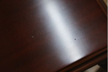 中古　美品　マホガニー材　IDC大塚家具取り扱い　「グレース」シリーズ　艶のある落ち着いた色味がシックな雰囲気を醸し出すネストテーブル(サイドテーブル、コーヒーテーブル、カフェテーブル、ローテーブル、)(R-074088)