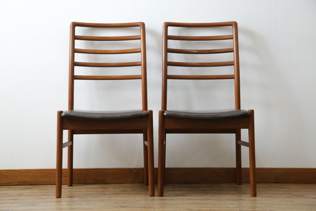 和製ヴィンテージ　青林製作所　チーク材　合皮　スタイリッシュな佇まいが魅力的なダイニングチェア2脚セット　(R-074094)