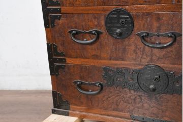 和製アンティーク　上手物!!　三方欅(ケヤキ)材　前面玉杢無垢材　時代の流れを感じる風合いが魅力的な東北小箪笥(小タンス、和たんす、衣装タンス、収納箪笥、整理箪笥、時代箪笥、チェスト、引き出し)(R-074097)
