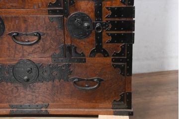 和製アンティーク　上手物!!　三方欅(ケヤキ)材　前面玉杢無垢材　時代の流れを感じる風合いが魅力的な東北小箪笥(小タンス、和たんす、衣装タンス、収納箪笥、整理箪笥、時代箪笥、チェスト、引き出し)(R-074097)