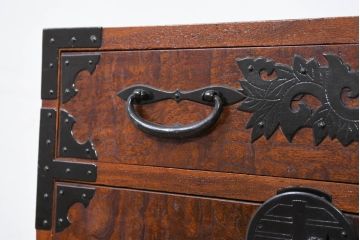 和製アンティーク　上手物!!　三方欅(ケヤキ)材　前面玉杢無垢材　時代の流れを感じる風合いが魅力的な東北小箪笥(小タンス、和たんす、衣装タンス、収納箪笥、整理箪笥、時代箪笥、チェスト、引き出し)(R-074097)