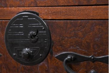 和製アンティーク　上手物!!　三方欅(ケヤキ)材　前面玉杢無垢材　時代の流れを感じる風合いが魅力的な東北小箪笥(小タンス、和たんす、衣装タンス、収納箪笥、整理箪笥、時代箪笥、チェスト、引き出し)(R-074097)