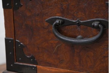 和製アンティーク　上手物!!　三方欅(ケヤキ)材　前面玉杢無垢材　時代の流れを感じる風合いが魅力的な東北小箪笥(小タンス、和たんす、衣装タンス、収納箪笥、整理箪笥、時代箪笥、チェスト、引き出し)(R-074097)
