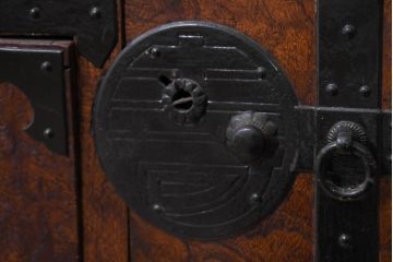 和製アンティーク　上手物!!　三方欅(ケヤキ)材　前面玉杢無垢材　時代の流れを感じる風合いが魅力的な東北小箪笥(小タンス、和たんす、衣装タンス、収納箪笥、整理箪笥、時代箪笥、チェスト、引き出し)(R-074097)