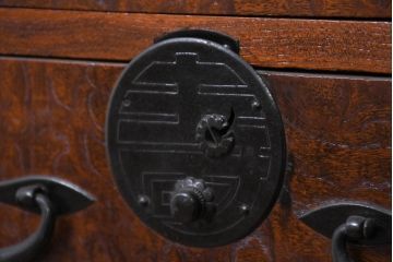 和製アンティーク　上手物!!　三方欅(ケヤキ)材　前面玉杢無垢材　時代の流れを感じる風合いが魅力的な東北小箪笥(小タンス、和たんす、衣装タンス、収納箪笥、整理箪笥、時代箪笥、チェスト、引き出し)(R-074097)