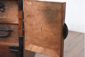 和製アンティーク　上手物!!　三方欅(ケヤキ)材　前面玉杢無垢材　時代の流れを感じる風合いが魅力的な東北小箪笥(小タンス、和たんす、衣装タンス、収納箪笥、整理箪笥、時代箪笥、チェスト、引き出し)(R-074097)