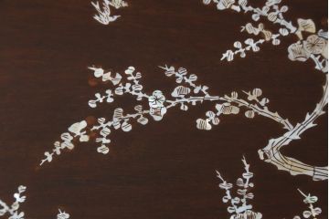 アジアンビンテージ　花梨(カリン)材　華やかで上品なデザインの大振りな象嵌入りローテーブル(センターテーブル、リビングテーブル、ヴィンテージ)(R-074098)
