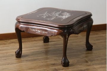 アジアンビンテージ　花梨(カリン)材　華やかで上品なデザインの大振りな象嵌入りローテーブル(センターテーブル、リビングテーブル、ヴィンテージ)(R-074098)