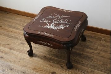 アジアンビンテージ　花梨(カリン)材　華やかで上品なデザインの大振りな象嵌入りローテーブル(センターテーブル、リビングテーブル、ヴィンテージ)(R-074098)