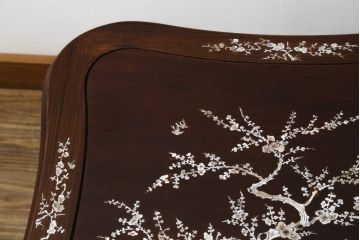 アジアンビンテージ　花梨(カリン)材　華やかで上品なデザインの大振りな象嵌入りローテーブル(センターテーブル、リビングテーブル、ヴィンテージ)(R-074098)