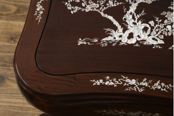 アジアンビンテージ　花梨(カリン)材　華やかで上品なデザインの大振りな象嵌入りローテーブル(センターテーブル、リビングテーブル、ヴィンテージ)(R-074098)