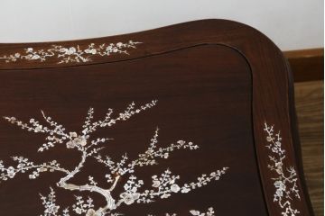 アジアンビンテージ　花梨(カリン)材　華やかで上品なデザインの大振りな象嵌入りローテーブル(センターテーブル、リビングテーブル、ヴィンテージ)(R-074098)