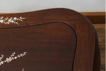 アジアンビンテージ　花梨(カリン)材　華やかで上品なデザインの大振りな象嵌入りローテーブル(センターテーブル、リビングテーブル、ヴィンテージ)(R-074098)