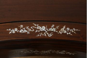アジアンビンテージ　花梨(カリン)材　華やかで上品なデザインの大振りな象嵌入りローテーブル(センターテーブル、リビングテーブル、ヴィンテージ)(R-074098)