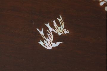 アジアンビンテージ　花梨(カリン)材　華やかで上品なデザインの大振りな象嵌入りローテーブル(センターテーブル、リビングテーブル、ヴィンテージ)(R-074098)