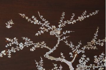 アジアンビンテージ　花梨(カリン)材　華やかで上品なデザインの大振りな象嵌入りローテーブル(センターテーブル、リビングテーブル、ヴィンテージ)(R-074098)