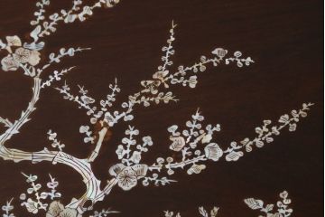 アジアンビンテージ　花梨(カリン)材　華やかで上品なデザインの大振りな象嵌入りローテーブル(センターテーブル、リビングテーブル、ヴィンテージ)(R-074098)
