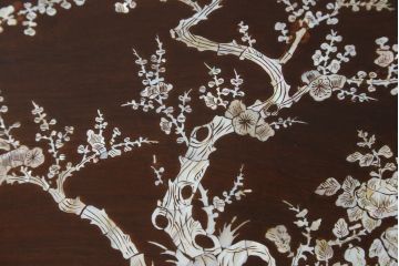 アジアンビンテージ　花梨(カリン)材　華やかで上品なデザインの大振りな象嵌入りローテーブル(センターテーブル、リビングテーブル、ヴィンテージ)(R-074098)