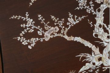 アジアンビンテージ　花梨(カリン)材　華やかで上品なデザインの大振りな象嵌入りローテーブル(センターテーブル、リビングテーブル、ヴィンテージ)(R-074098)