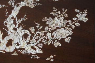 アジアンビンテージ　花梨(カリン)材　華やかで上品なデザインの大振りな象嵌入りローテーブル(センターテーブル、リビングテーブル、ヴィンテージ)(R-074098)