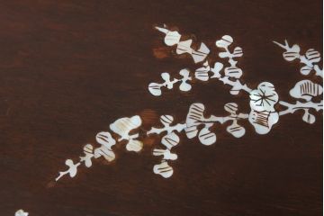 アジアンビンテージ　花梨(カリン)材　華やかで上品なデザインの大振りな象嵌入りローテーブル(センターテーブル、リビングテーブル、ヴィンテージ)(R-074098)