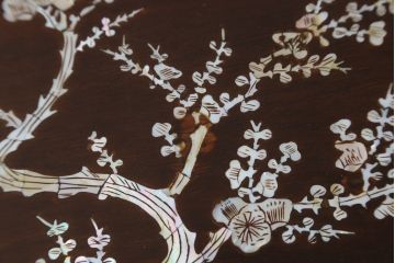 アジアンビンテージ　花梨(カリン)材　華やかで上品なデザインの大振りな象嵌入りローテーブル(センターテーブル、リビングテーブル、ヴィンテージ)(R-074098)