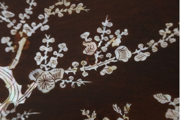 アジアンビンテージ　花梨(カリン)材　華やかで上品なデザインの大振りな象嵌入りローテーブル(センターテーブル、リビングテーブル、ヴィンテージ)(R-074098)