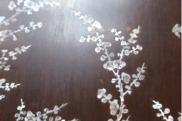 アジアンビンテージ　花梨(カリン)材　華やかで上品なデザインの大振りな象嵌入りローテーブル(センターテーブル、リビングテーブル、ヴィンテージ)(R-074098)