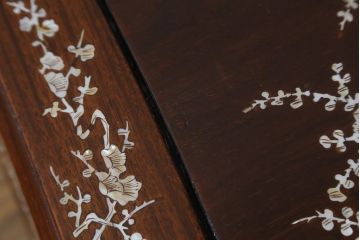 アジアンビンテージ　花梨(カリン)材　華やかで上品なデザインの大振りな象嵌入りローテーブル(センターテーブル、リビングテーブル、ヴィンテージ)(R-074098)