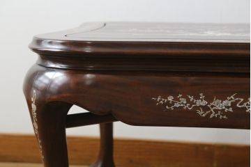 アジアンビンテージ　花梨(カリン)材　華やかで上品なデザインの大振りな象嵌入りローテーブル(センターテーブル、リビングテーブル、ヴィンテージ)(R-074098)