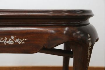 アジアンビンテージ　花梨(カリン)材　華やかで上品なデザインの大振りな象嵌入りローテーブル(センターテーブル、リビングテーブル、ヴィンテージ)(R-074098)