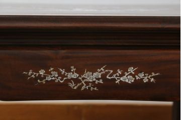 アジアンビンテージ　花梨(カリン)材　華やかで上品なデザインの大振りな象嵌入りローテーブル(センターテーブル、リビングテーブル、ヴィンテージ)(R-074098)