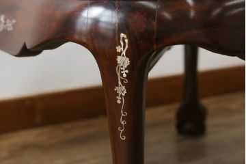 アジアンビンテージ　花梨(カリン)材　華やかで上品なデザインの大振りな象嵌入りローテーブル(センターテーブル、リビングテーブル、ヴィンテージ)(R-074098)