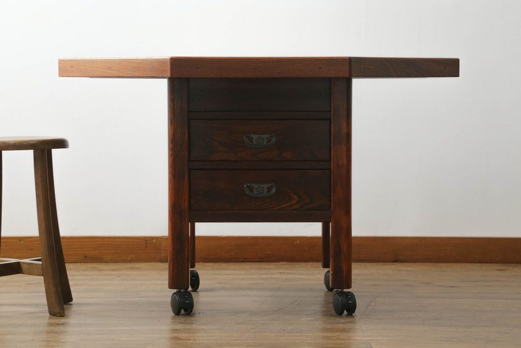 中古 美品 秋田川連漆器 栓材 漆塗り キャスター付きが便利な八角テーブル 定価約80万円相当 (R-074101)