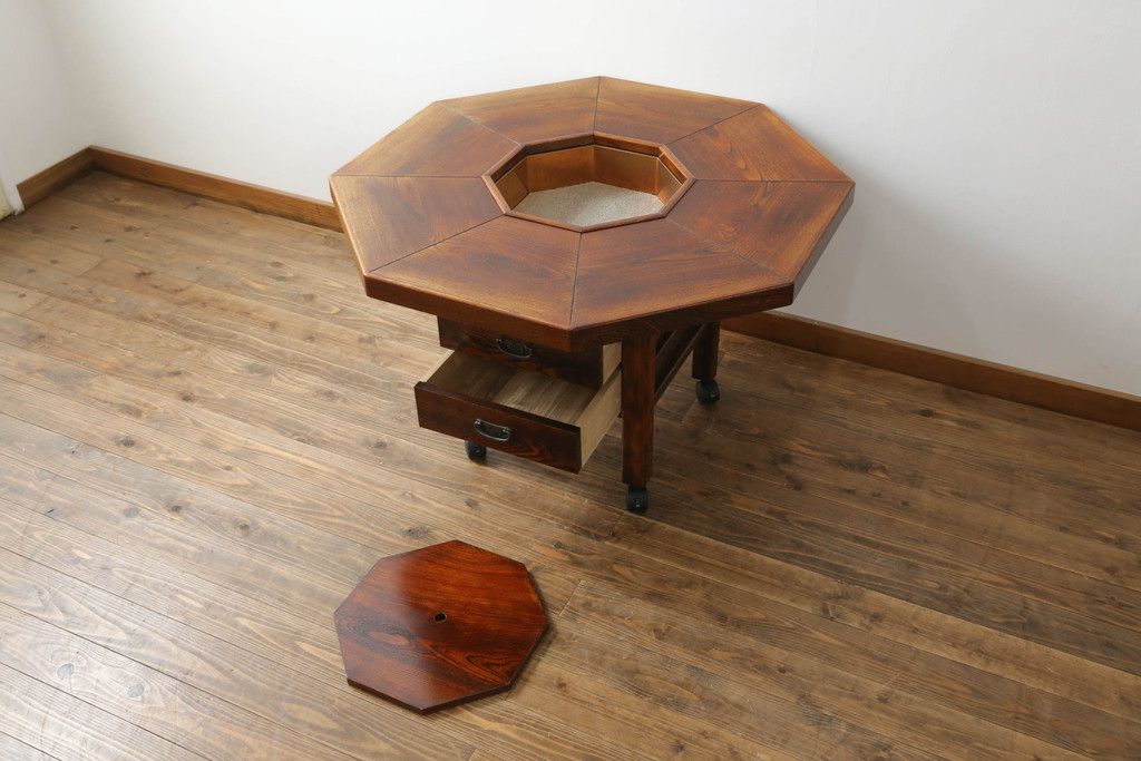 中古 美品 秋田川連漆器 栓材 漆塗り キャスター付きが便利な八角テーブル 定価約80万円相当 (R-074101)