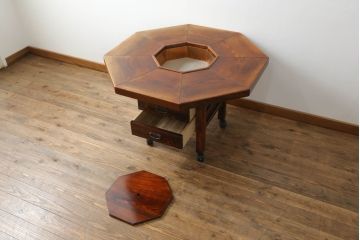 中古 美品 秋田川連漆器 栓材 漆塗り キャスター付きが便利な八角テーブル 定価約80万円相当 (R-074101)