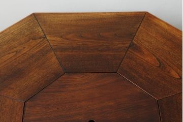 中古　美品　秋田川連漆器　栓材　漆塗り　キャスター付きが便利な八角テーブル(囲炉裏テーブル、火鉢、八角炉、ダイニングテーブル、2人掛け、4人掛け)(定価推定約80万円)(R-074101)