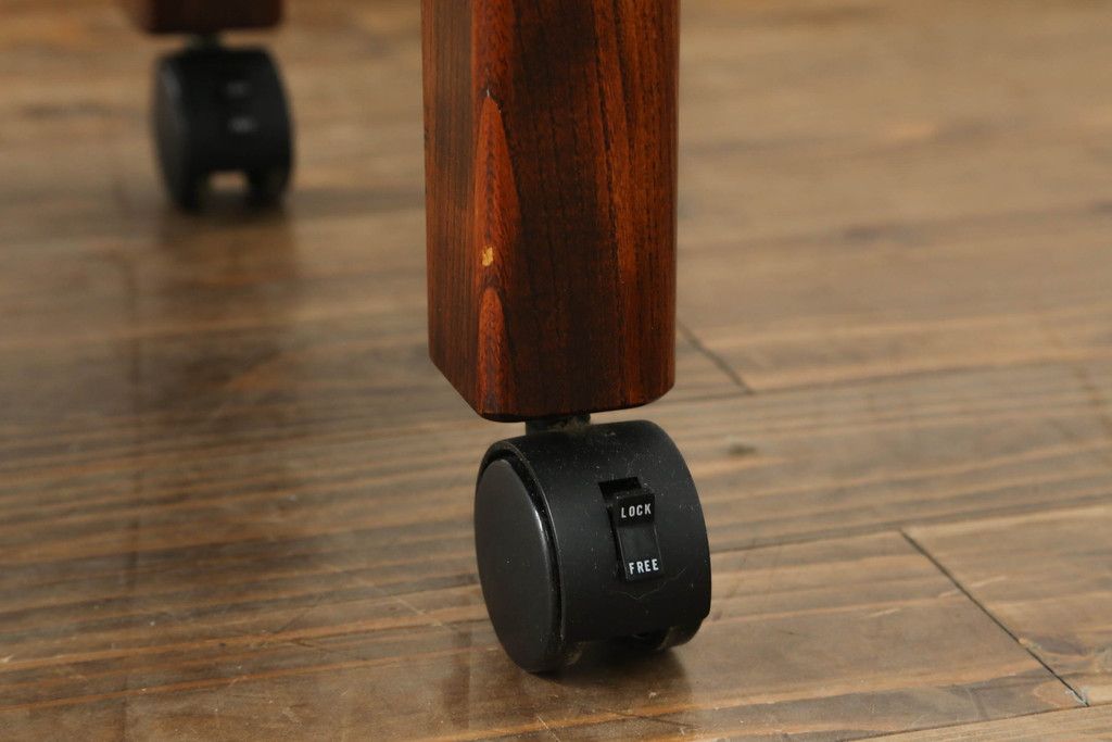 中古 美品 秋田川連漆器 栓材 漆塗り キャスター付きが便利な八角テーブル 定価約80万円相当 (R-074101)