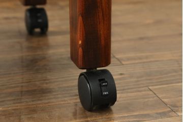 中古 美品 秋田川連漆器 栓材 漆塗り キャスター付きが便利な八角テーブル 定価約80万円相当 (R-074101)