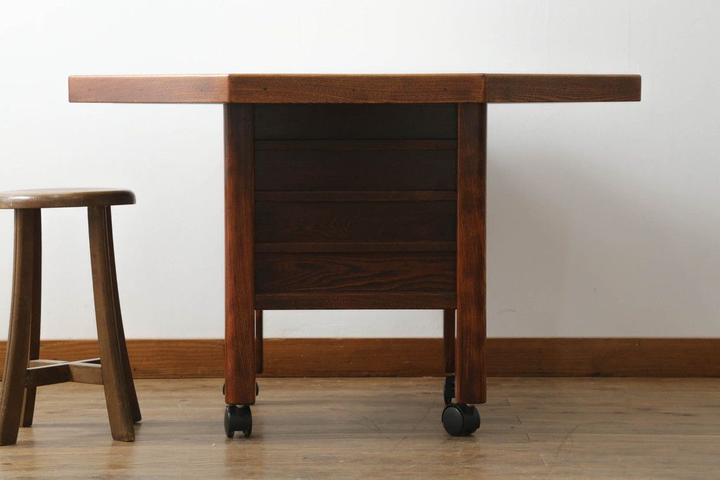 中古 美品 秋田川連漆器 栓材 漆塗り キャスター付きが便利な八角テーブル 定価約80万円相当 (R-074101)