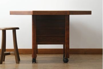 中古 美品 秋田川連漆器 栓材 漆塗り キャスター付きが便利な八角テーブル 定価約80万円相当 (R-074101)