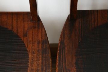 中古　美品　秋田川連漆器　栓材　漆塗り　座面のデザインが目を惹くチェア2脚セット(ダイニングチェア、板座チェア、椅子、イス)(定価2脚で推定約25万円)(R-074102)