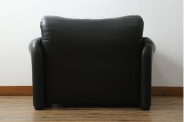 中古　Cassina(カッシーナ)　MARALUNGA(マラルンガ)　本革(レザー)　高級感漂う佇まいが魅力の1人掛けソファ(アームチェア、一人掛け、1P)(定価約100万円)(R-074135)