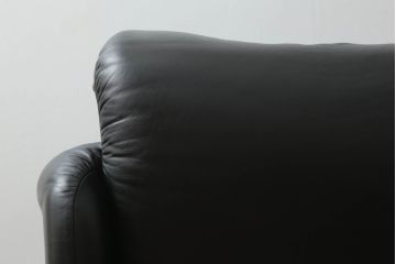 中古　Cassina(カッシーナ)　MARALUNGA(マラルンガ)　本革(レザー)　高級感漂う佇まいが魅力の1人掛けソファ(アームチェア、一人掛け、1P)(定価約100万円)(R-074135)