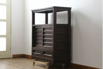 中古　北海道民芸家具　HM105　シンプルモダンなデザインが魅力的な茶棚(茶タンス、収納棚、戸棚、飾り棚)(定価約23万円)(R-074136)