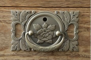 中古　繊細なデザインの金具付き加茂総桐箪笥(総桐たんす、和タンス、衣装箪笥、収納箪笥、引き出し)(R-074138)