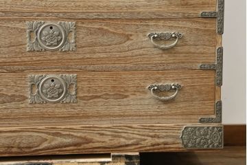 中古　繊細なデザインの金具付き加茂総桐箪笥(総桐たんす、和タンス、衣装箪笥、収納箪笥、引き出し)(R-074138)